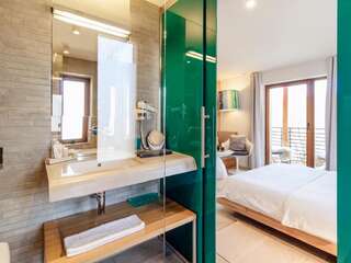 Отели типа «постель и завтрак» Zimowy Domek Boutique Rooms - Adults Only Vege Сверадув-Здруй Двухместный номер Делюкс с 1 кроватью и балконом-8