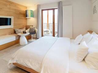 Отели типа «постель и завтрак» Zimowy Domek Boutique Rooms - Adults Only Vege Сверадув-Здруй Двухместный номер Делюкс с 1 кроватью и балконом-9